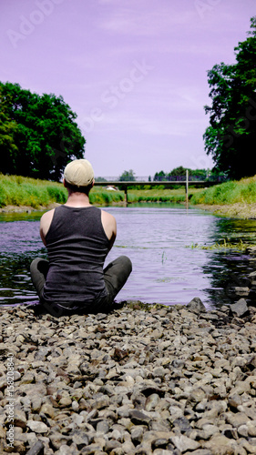 Mann am Fluss