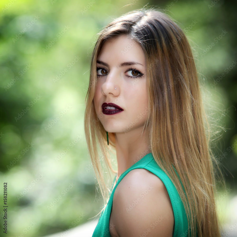 Naklejka premium Beautiful girl on the nature