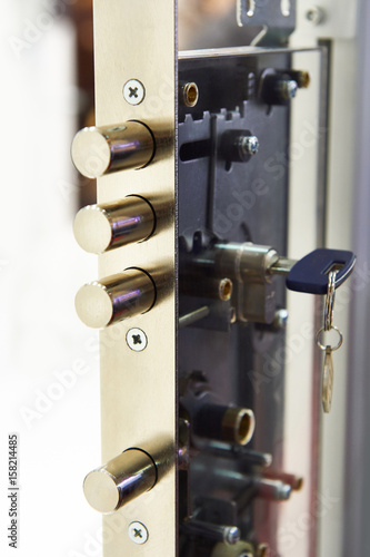 Pin tumbler lock with key