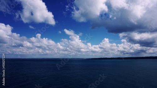 De beaux nuages et de la mer au cours d'une journée ensoleillée en Bretagne