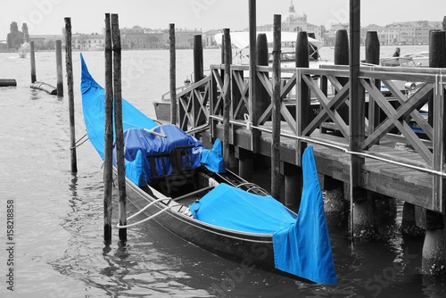 Czarno-biały i niebieski strzał łodzi gondolowych na Canal Grande w Wenecji, Włochy