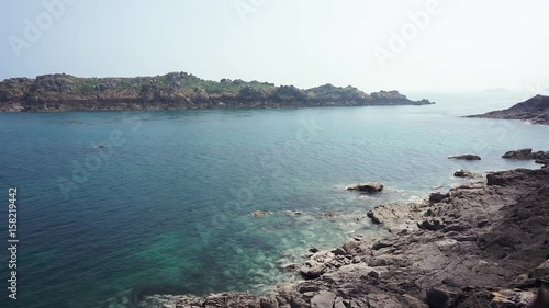Côte rocheuse et mer bleu