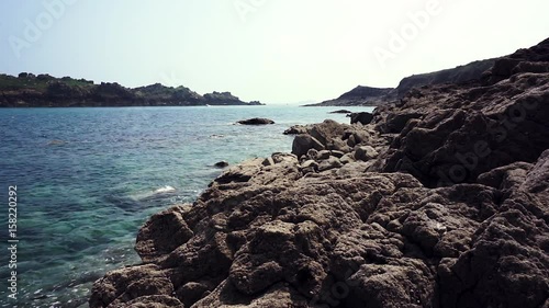 Mer bleue et littoral rocheux