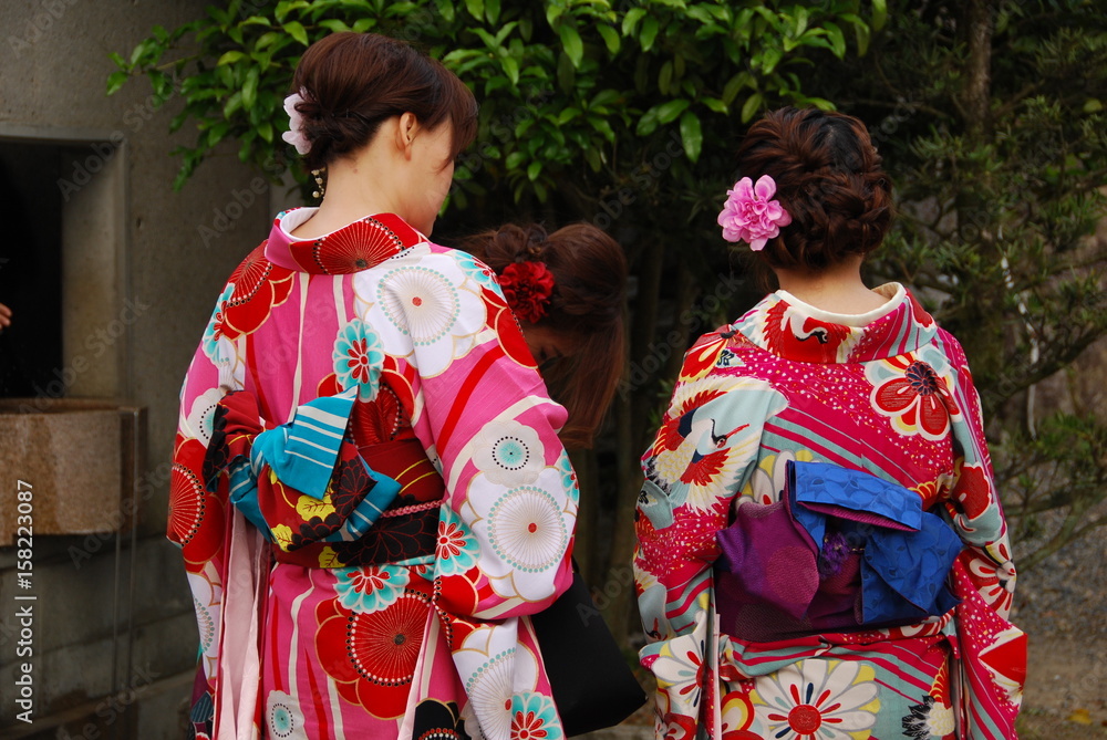 Japonaises en kimono traditionnel