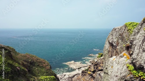 Paysage nord sauvage - pente de montagne, les roches et la mer, journée en été ensoleillé