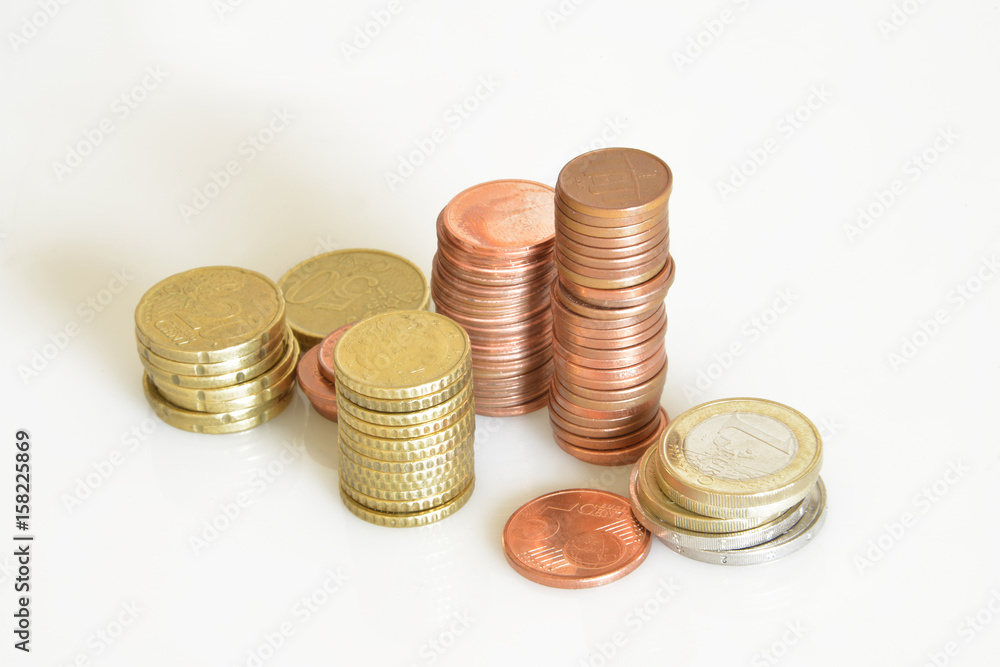 i soldi del risparmio. monete e banconote in euro. closeup su sfondo bianco. i soldi del risparmio. monete e banconote in euro. closeup su sfondo bianco.