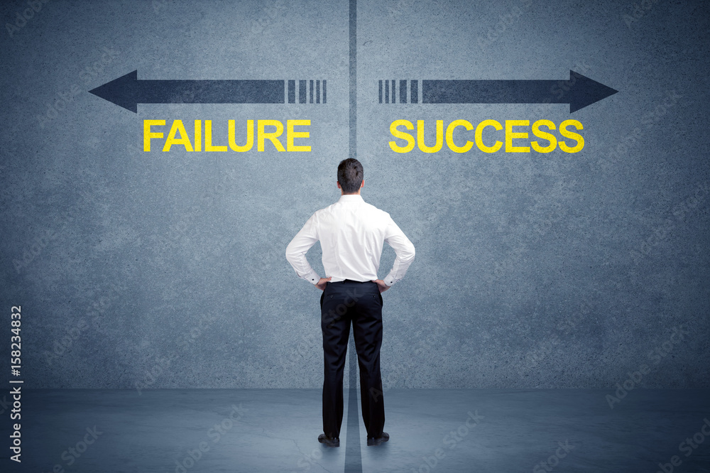 Obraz premium Businessman standing in front of success and failure arrow concept