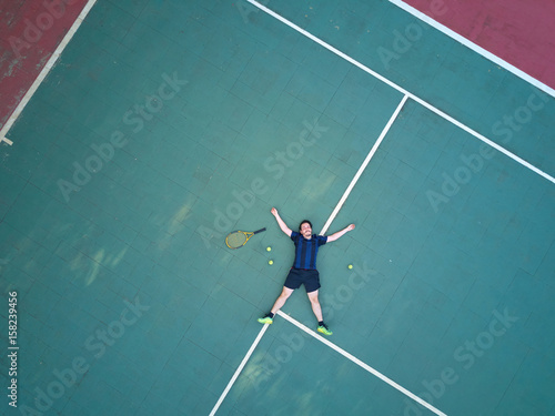 Tennis man player lay on court © PixieMe