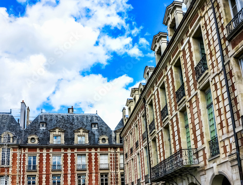 Historische Gebäude am Square Louis XIII, Place des Vosges in Paris