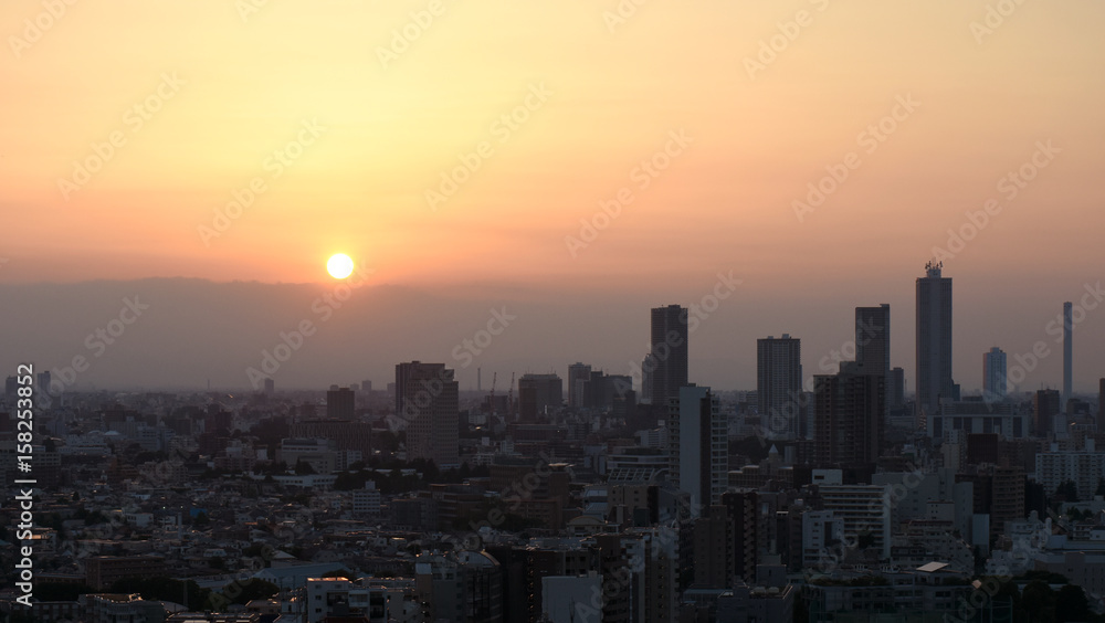 沈む太陽・東京の日本都市風景（池袋方向などを望む）