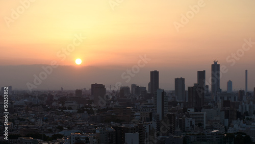 沈む太陽・東京の日本都市風景（池袋方向などを望む）