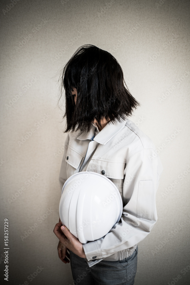 落ち込む女性作業員
