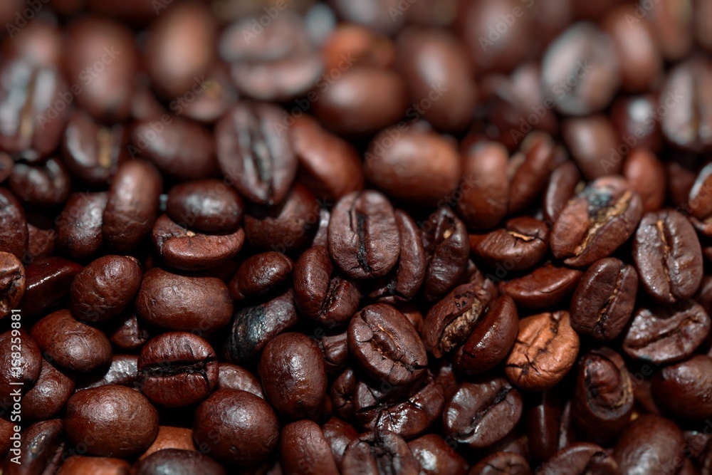 Naklejka premium Closeup of coffee beans background