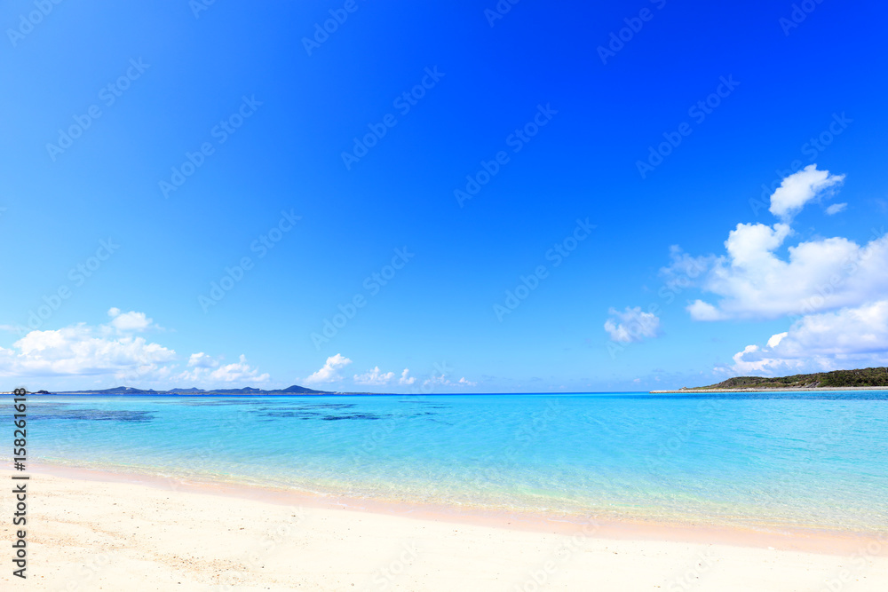 美しい沖縄のビーチと夏空