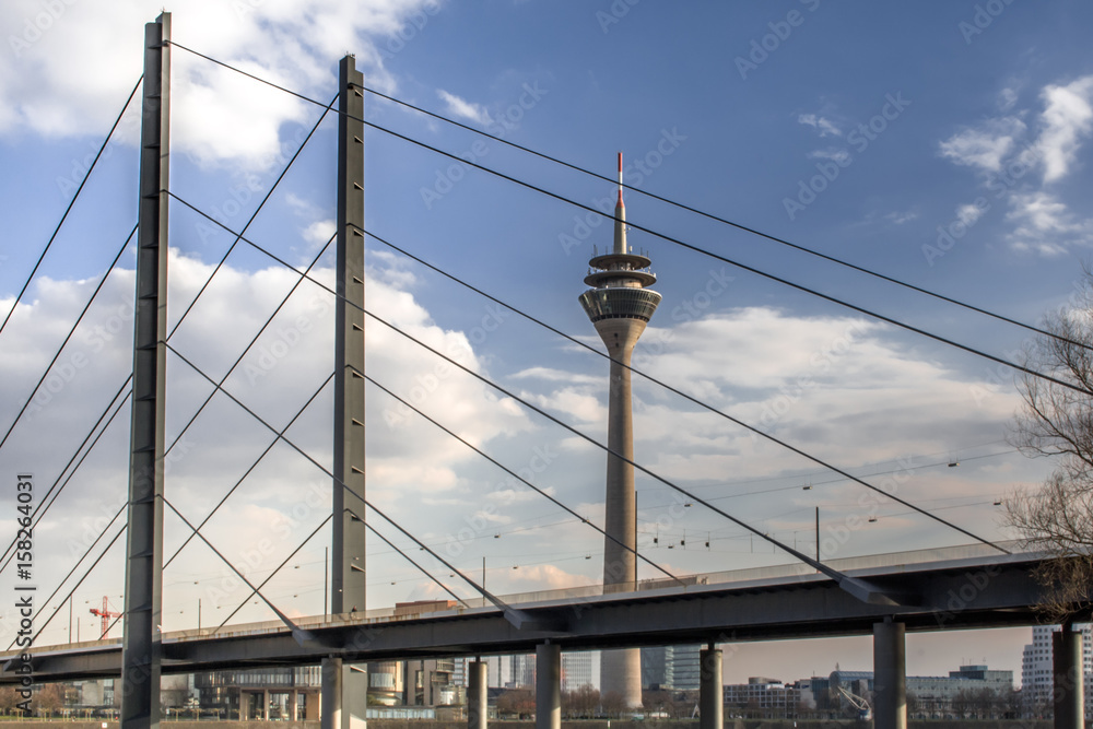 Rheinturm und Rheinkniebrücke Düsseldorf Rheinturm und Rheinkniebrücke Düsseldorf
