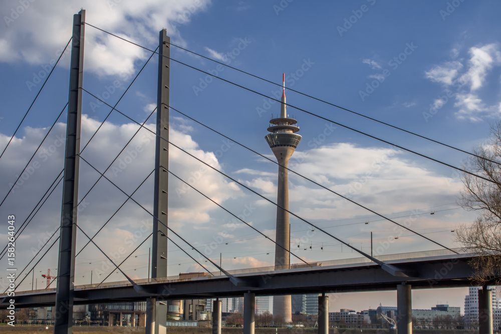 Rheinturm und Rheinkniebrücke Düsseldorf Rheinturm und Rheinkniebrücke Düsseldorf