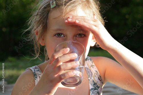 Papier peint Portrait blondes Mädchen trinkt Wasser aus Glas