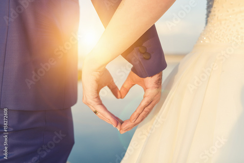 Leinwand Poster Hände der Braut und des Bräutigams