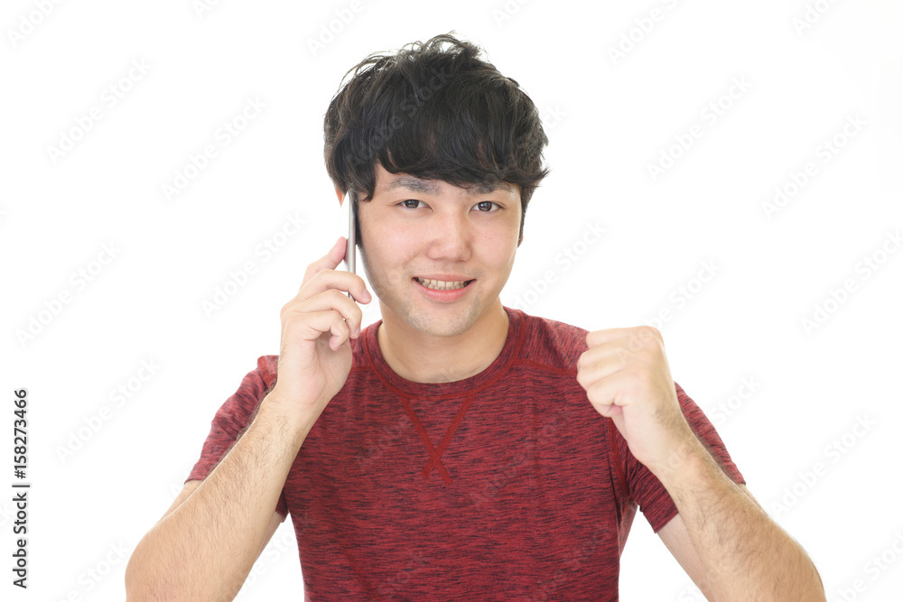 ガッツポーズの男性