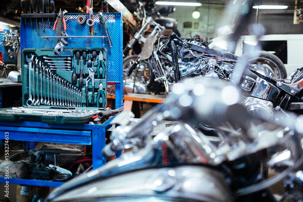 Obraz premium Background image of empty mechanics workshop with opened toolbox set for car repairings