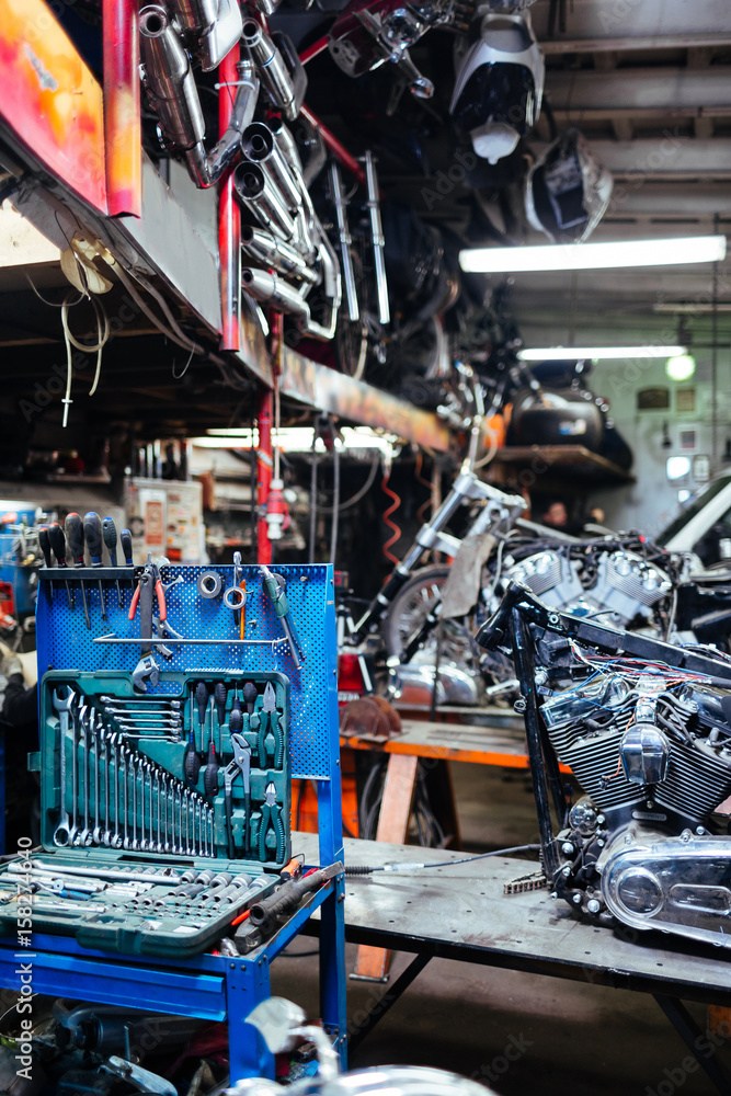 Obraz premium Background image of empty mechanics garage with opened toolbox set for car works