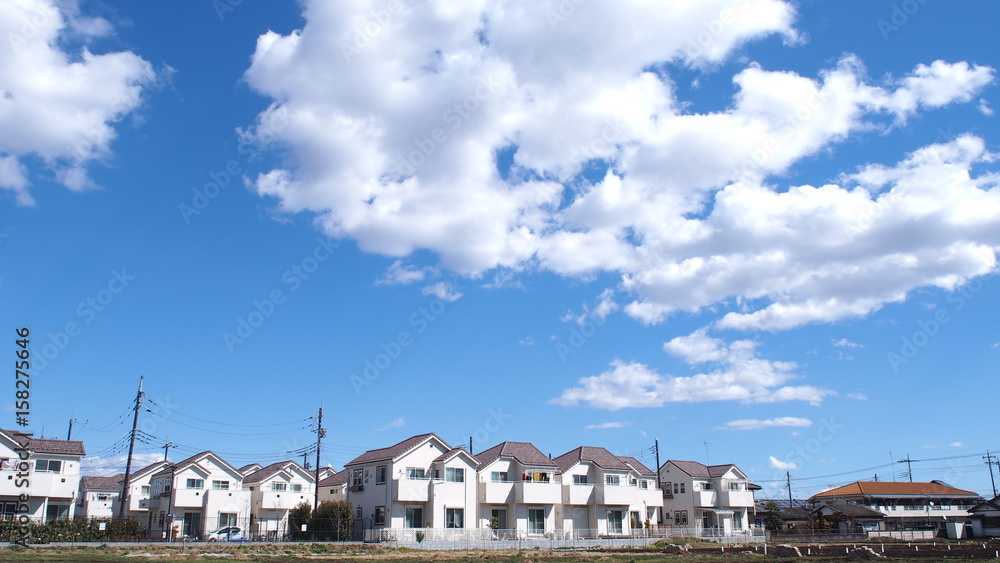 家並と青空と白い雲