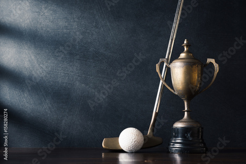 Fototapeta kij golfowy (miotacz) i piłka ze starym trofeum