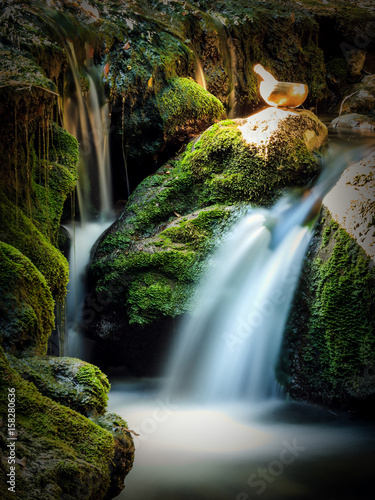 Bol chantant: bol tibétain dans la nature. Forêt et cascade