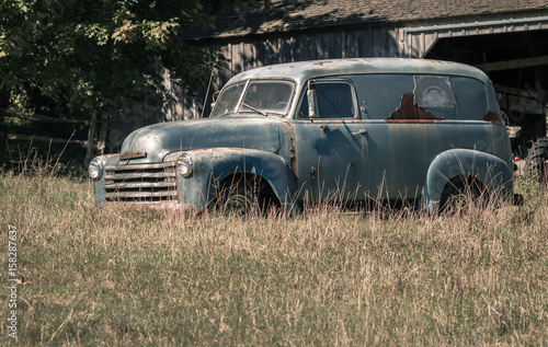 Εκτύπωση καμβά Old rusted car abandoned in rural backyard