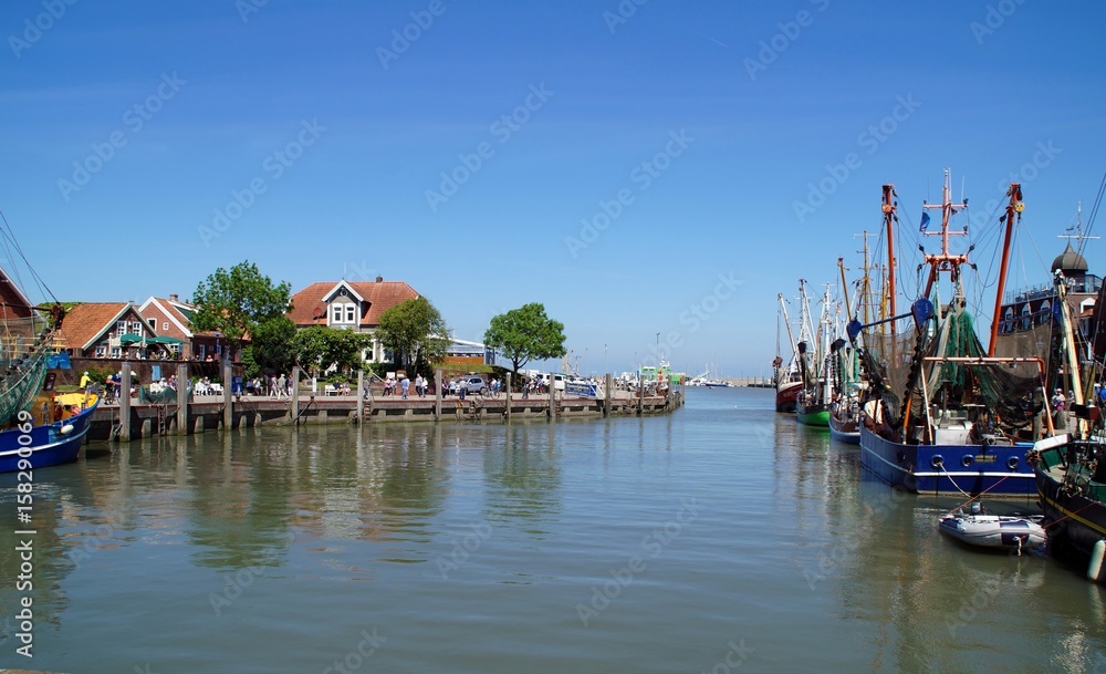 Krabbenfischerhafen von Neuharlingersiel in Ostfriesland