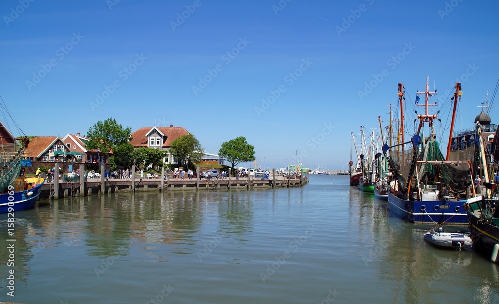 Krabbenfischerhafen von Neuharlingersiel in Ostfriesland Krabbenfischerhafen von Neuharlingersiel in Ostfriesland