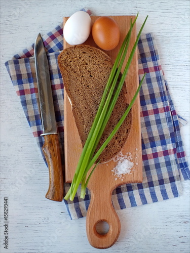 Хлеб, лук и яйца. Перекус.