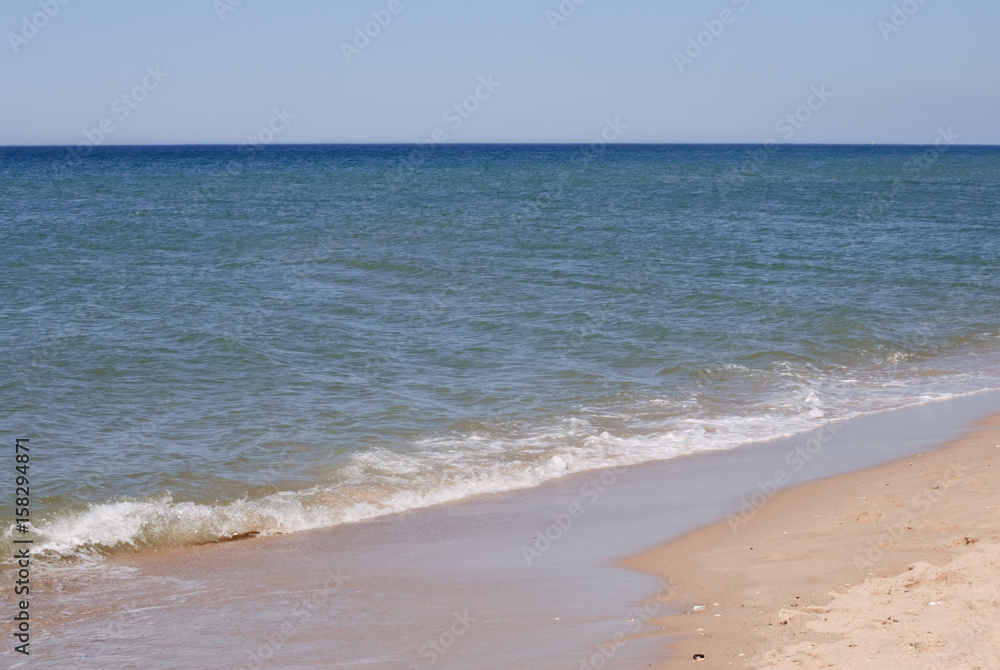 Sandstrand der Nordseeküste an einem sonnigen Frühlingstag mit Blick auf das Meer
