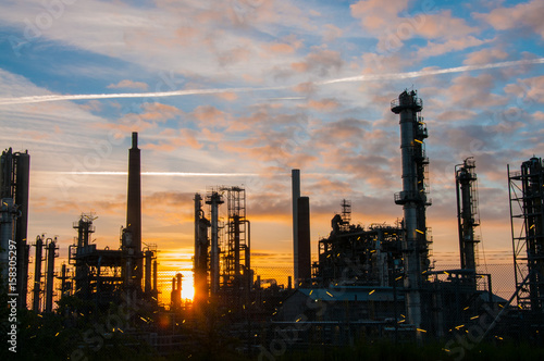 Wallpaper Mural Raffinerie im Abendlicht
 Torontodigital.ca