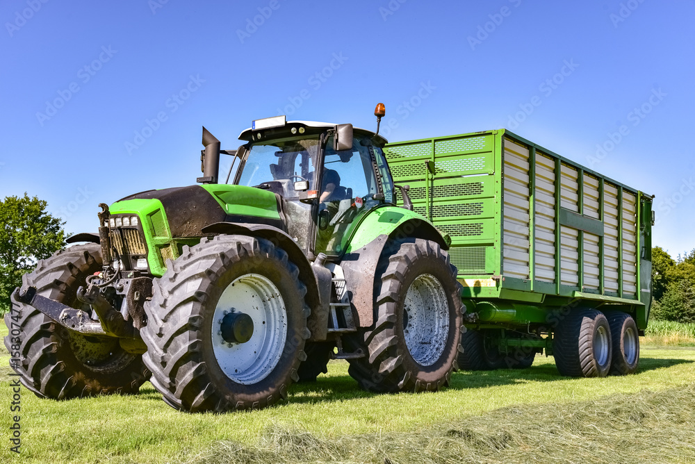 Fototapeta Zbiór - Technologia rolnicza - Prowadzenie kiszonki z trawą za pomocą wozów ciągnikowych i ładunkowych