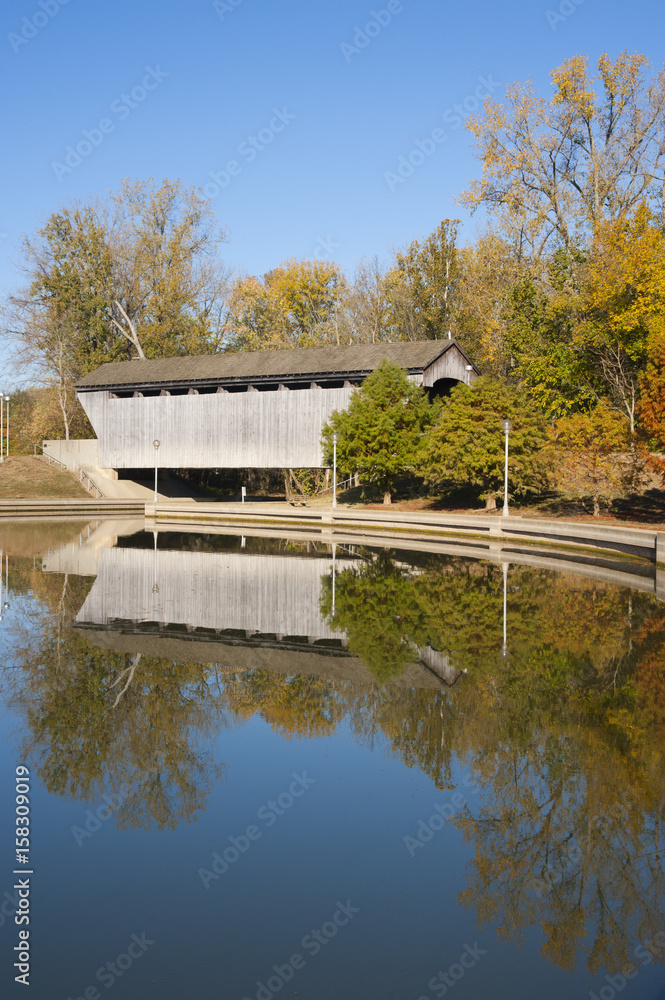 Obraz premium Brownsville Covered Bridge Reflection