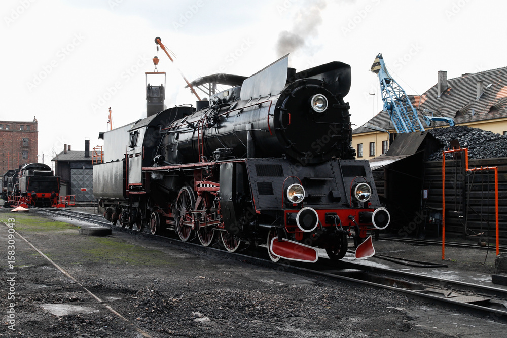 Naklejka premium Lokomotywa parowa w hali lokomotyw