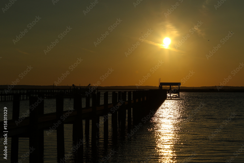 Obraz premium Pier at sunset