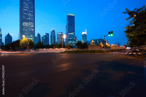 Empty road surface with city landmark buildings of night © Aania
