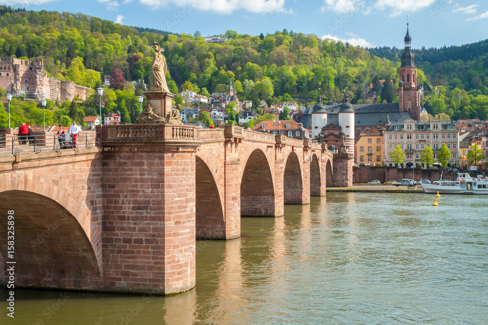 Φωτογραφία The Church of Holy spirit and Carl Theodor Old Bridge located next to Neckar river in Heidelberg, Germany