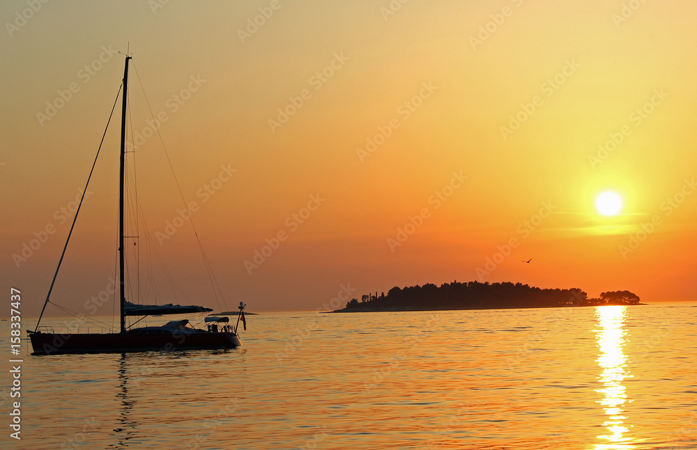 Sonnenuntergang am Meer mit Boot bei Rovinj in Kroatien Sonnenuntergang am Meer mit Boot bei Rovinj in Kroatien