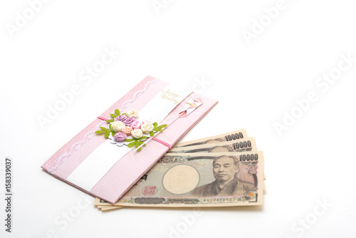 白背景のお祝いの袋と一万円札　Celebration bag with white background and 10,000 yen bill