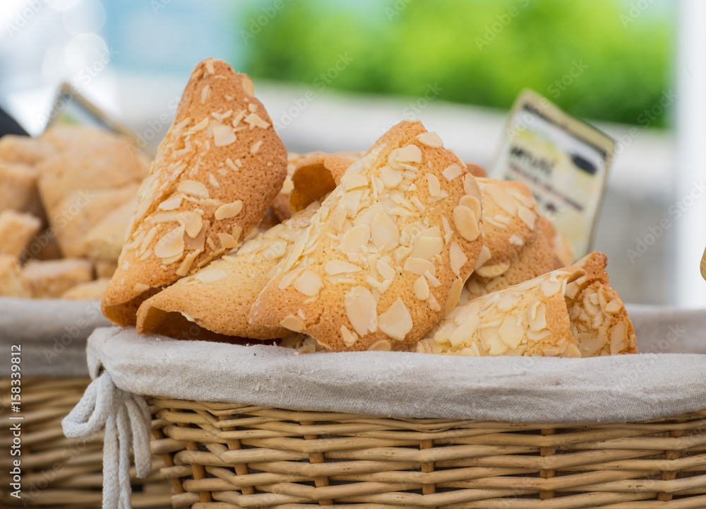Marché provençal, biscuits aux amandes dans le panier (tuiles aux amandes).