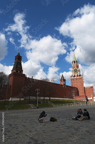 Russia, 29/04/2017: le mura del Cremlino di Mosca con la Torre Spasskaja (la Torre del Salvatore), costruita nel 1491 dall'architetto italiano Pietro Antonio Solari