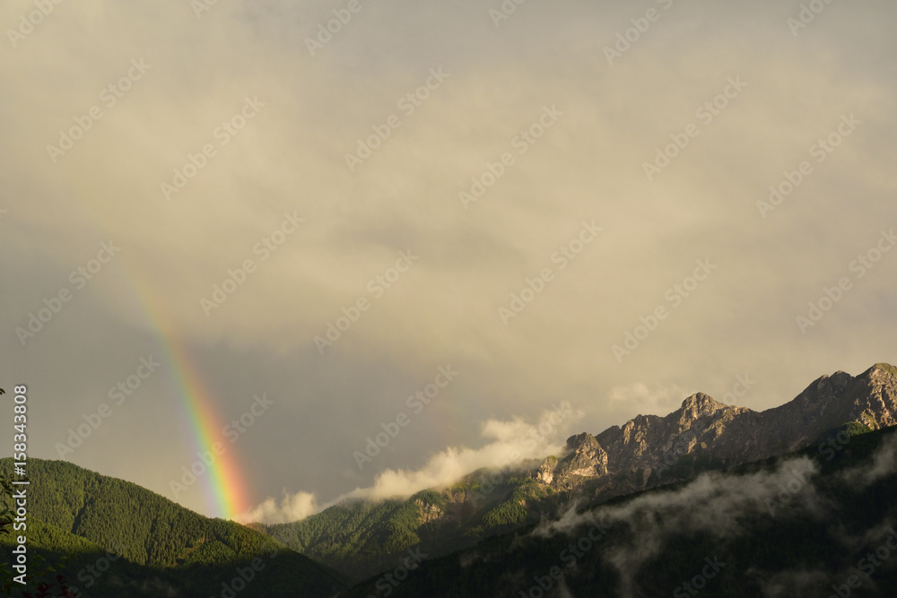Regenbogen mit Bergen