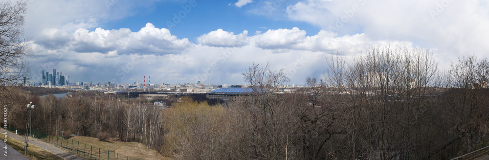 Fototapeta premium Russia, 27/04/2017: lo skyline con i grattacieli del Centro di affari internazionali, noto anche come Moscow City, visto da Sparrow Hills, uno dei punti più alti di Mosca