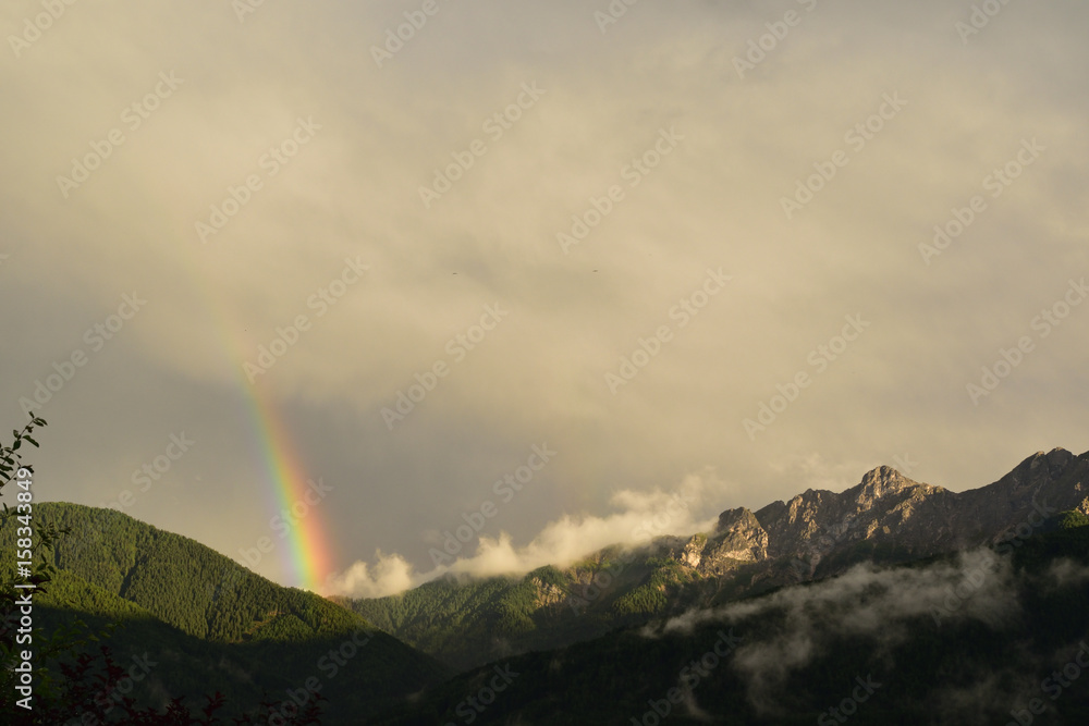 Regenbogen mit Bergen
