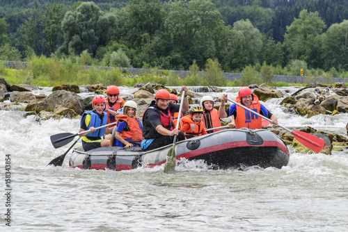 gutgelauntes Team beim Raften auf der Iller