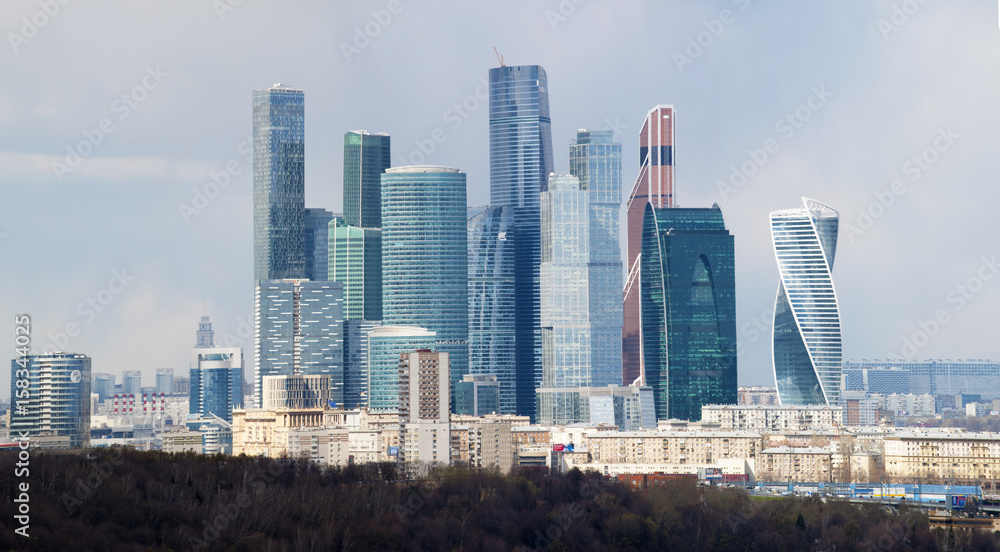 Obraz premium Rosja, 27.04.2017: panorama z wieżowcami Międzynarodowego Centrum Biznesu, znanego również jako Moscow City, widziana z Sparrow Hills, jednego z najwyższych punktów Moskwy