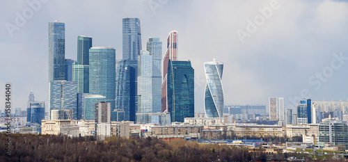 Russia, 27/04/2017: lo skyline con i grattacieli del Centro di affari internazionali, noto anche come Moscow City, visto da Sparrow Hills, uno dei punti più alti di Mosca photo